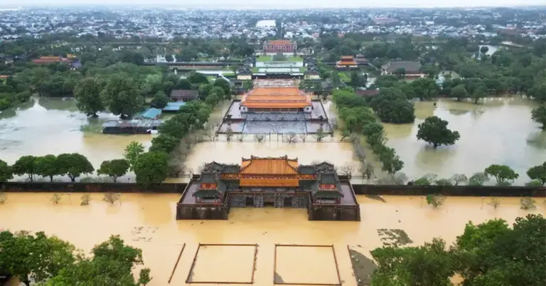 বন্যার পানিতে ডুবে যাওয়া ভিয়েতনামের একটি অঞ্চল